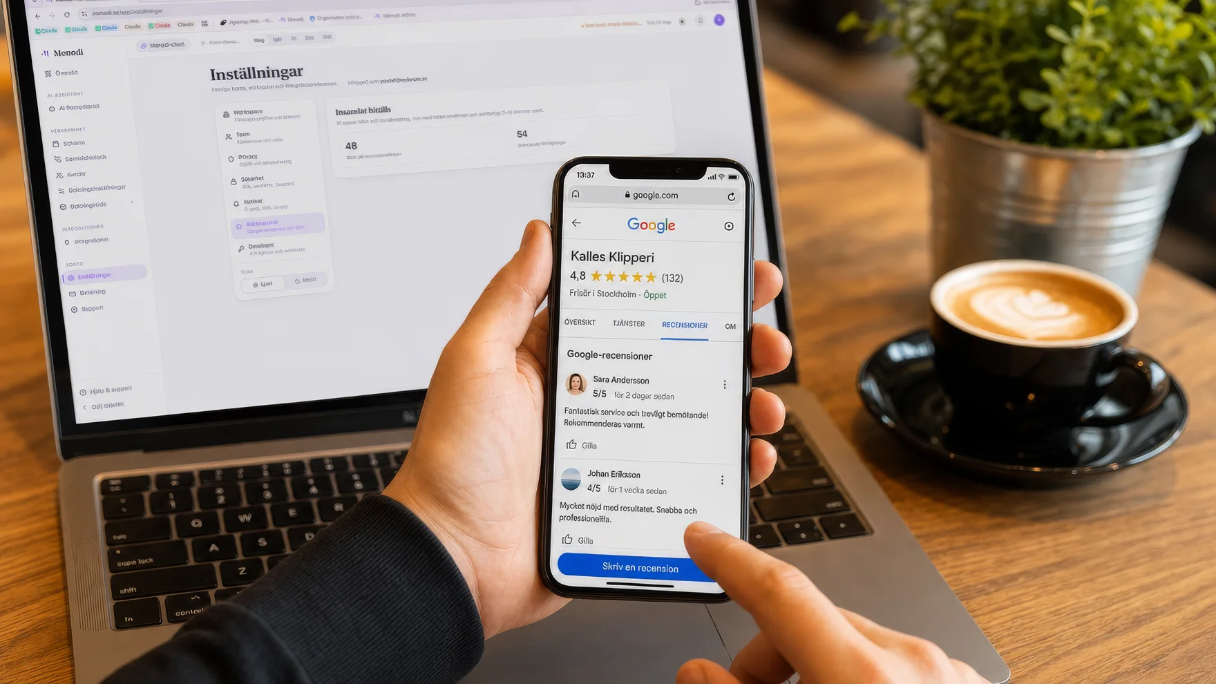 Kund läser Google-recensioner för en frisörsalong (exempelföretag) i mobilen — i bakgrunden syns Menodi-appens inställningar på en laptop